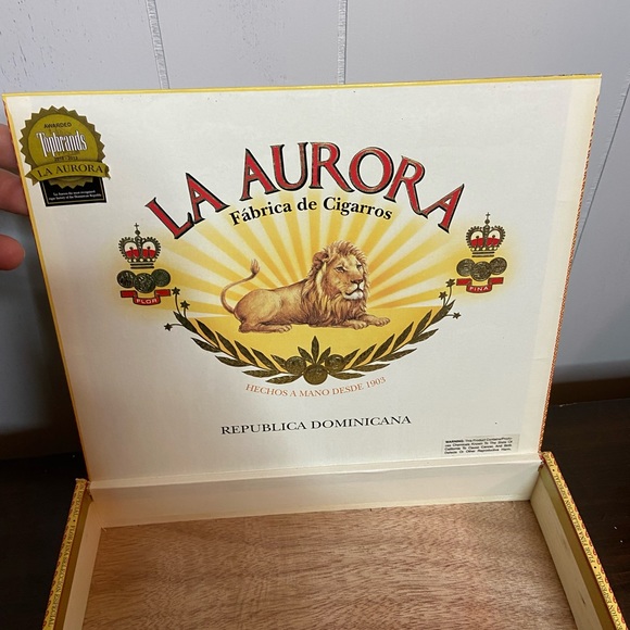 La Aurora empty wooden cigar box 25 ct size 
Display storage crafts - Picture 6 of 7